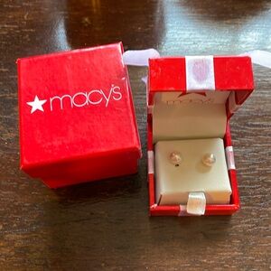 NIB Cultured Freshwater Pearl Stud Earrings in 14k Gold (Approx 5-6mm)